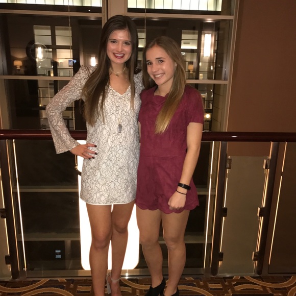 beautifully detailed lace dress - Picture 6 of 7